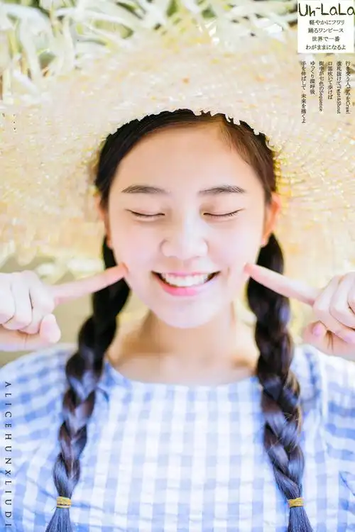 清新爽朗少女笑容灿烂私房照写真图片下载