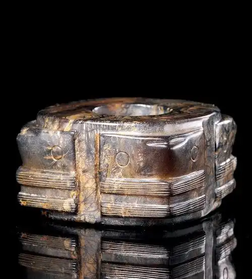 青白玉兽面纹琮