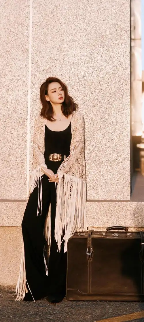 美女系列壁纸第1143期——戚薇风采闪耀2024