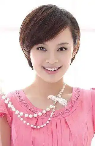 2002年,20岁的孙俪凭借《玉观音》走红,而让她走上演艺之路,离不开一