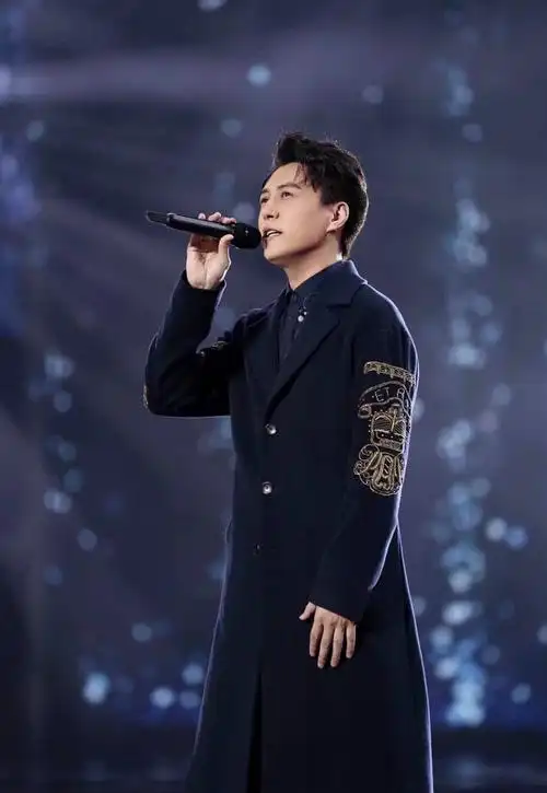 2019年东方卫视跨年演唱会,靳东向偶像张国荣致敬