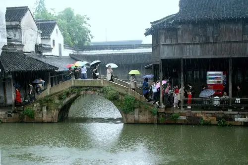 春夏之交雨绵绵,江南水乡乌镇,小桥流水,游人如织.