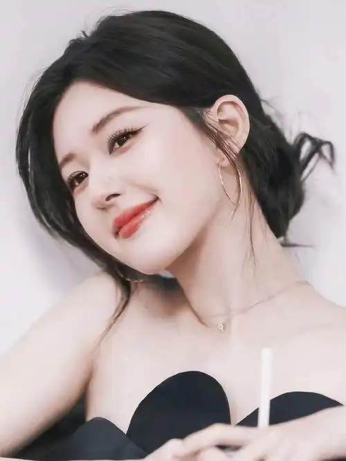 赵露思化辣妹妆惹争议,舍弃清纯甜美造型,原来有如此辣的一面