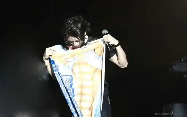 小鬼王琳凯音乐节露58块腹肌##起猛了看见小鬼露58块腹肌