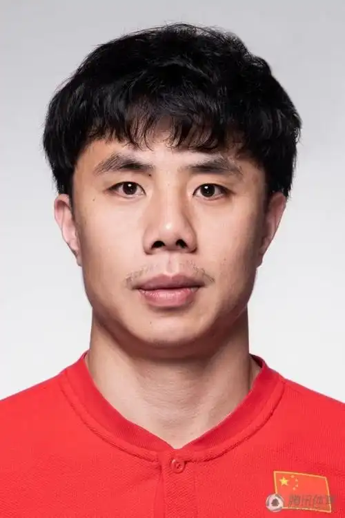 国足最新大头照来啦 艾克森笑开怀谁的脸最小?