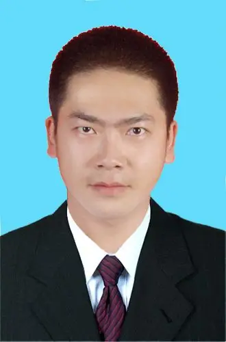 请帮我ps张一寸照片,背景颜色:淡蓝色,着黑色西装,白衬衣,戴领带.