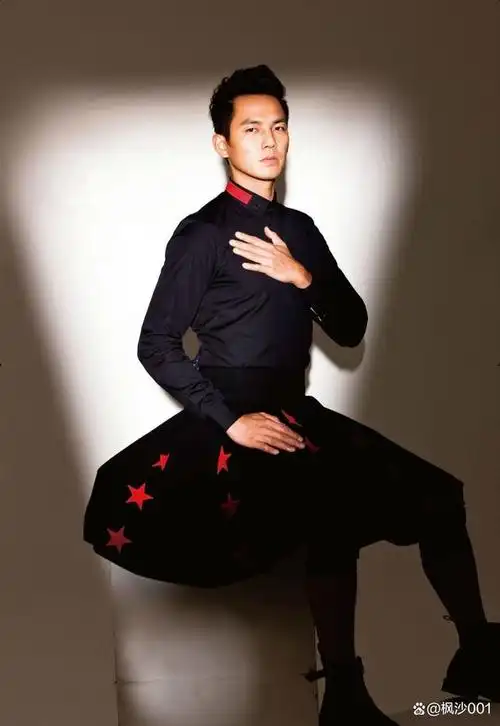 钟汉良的笑容超级迷人,仿佛能驱散一切阴霾,让人忍不住想要靠近他.