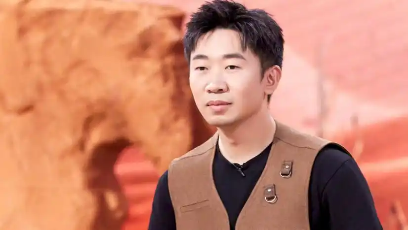 杨迪被吐槽表演型人格,深夜为狗痛哭获同情,却被扒曾说过最怕狗