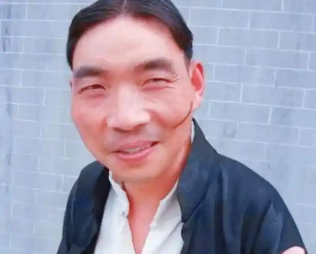 天生坏人长相让他被星爷挖掘从25块钱一天逆袭到买车买房