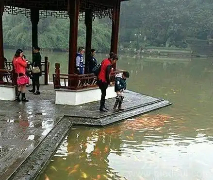 在景区撒尿的儿童