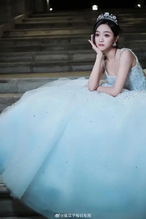 吴宣仪公主请走红毯##吴宣仪白色婚纱裙