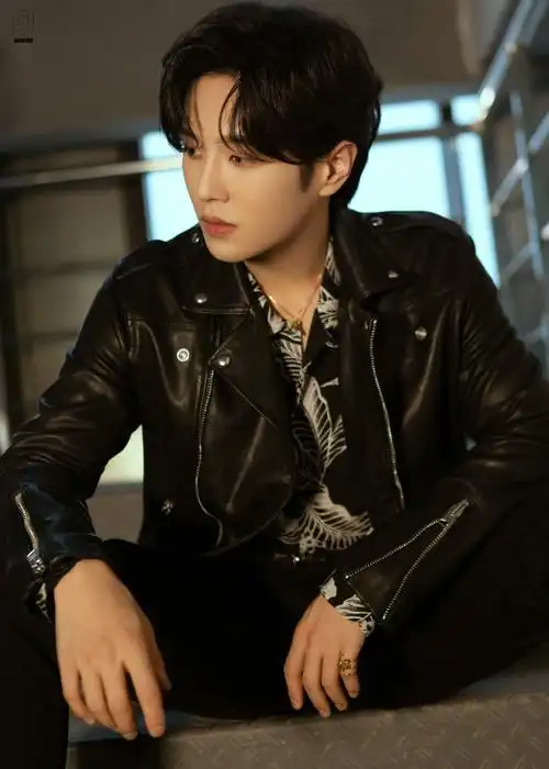 利落机车皮衣,彰显少年魅力