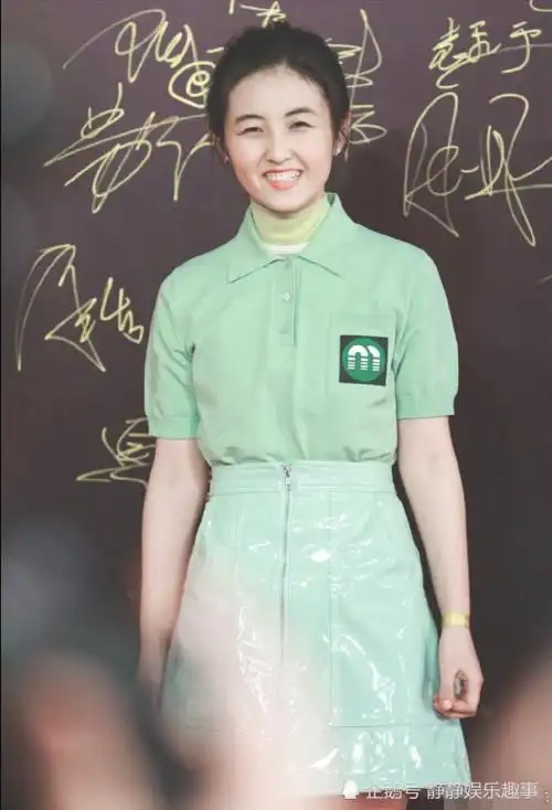 张子枫减肥成功,却因绿色超短裙穿出土气,瞬间显老5岁