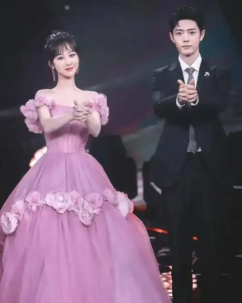 杨紫肖战同框挺有cp感穿一字肩薄纱裙温柔甜美细腰挺撩人的