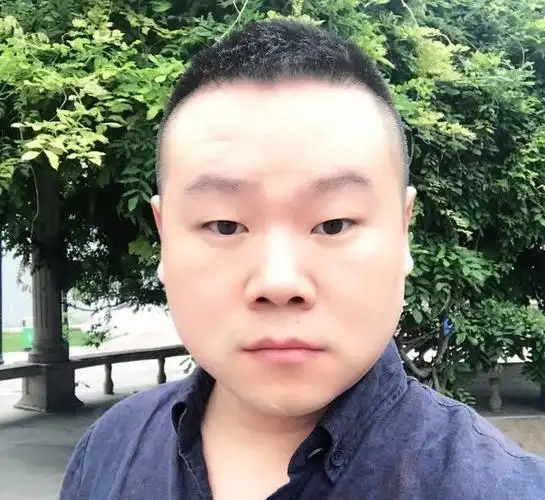 岳云鹏瘦下来帅成年轻的吴秀波网友你还是做自己做好