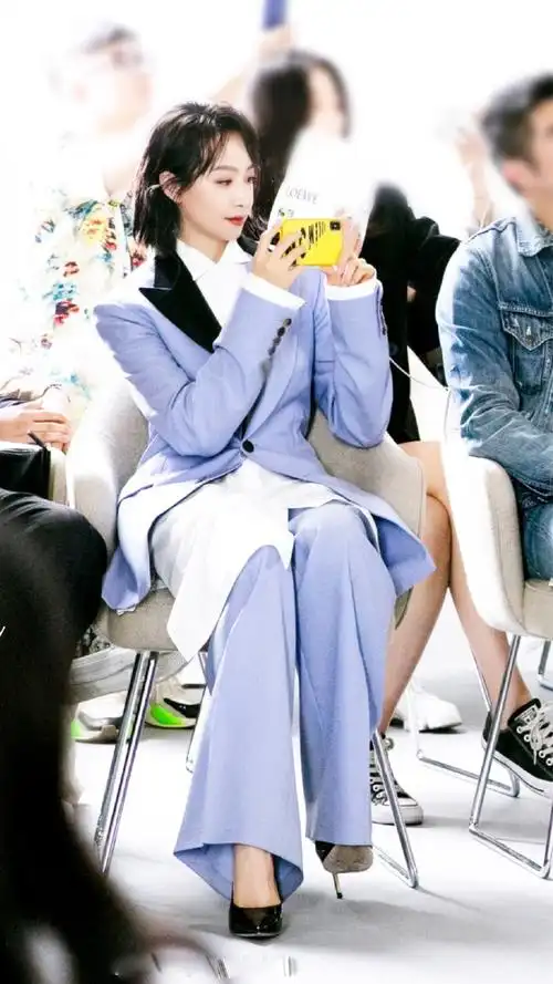 宋茜男装亮相身穿蓝色拼接西装帅气撩人