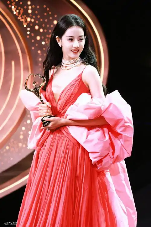 迪丽热巴超话20230325·微博之夜神女爱世人@dear-迪丽热巴#迪丽热巴