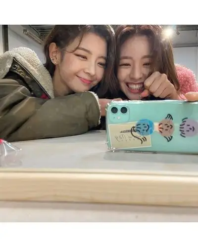 我会收藏一些美女双人自拍