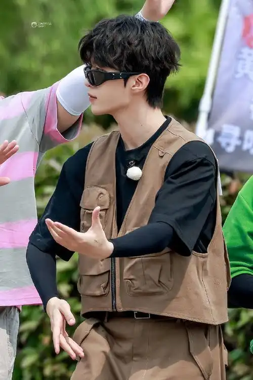 范丞丞咖色工装马甲造型