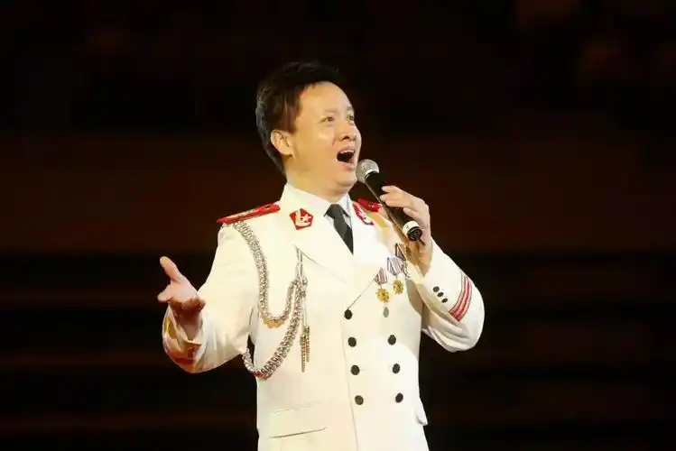 慰问演出时,他是深受观众喜爱的军旅歌手
