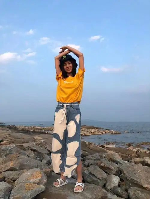 外星女生柴小七万鹏不仅剧里呆萌可爱剧外也是甜美小姐姐