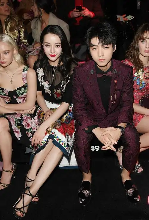 前往看秀的明星中当属tfboys王俊凯与迪丽热巴最受人关注,二人都是