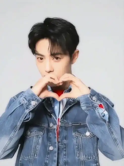 肖战狼尾和白色适配度#谁还没有看过肖战比心啊,每次看到还是会被