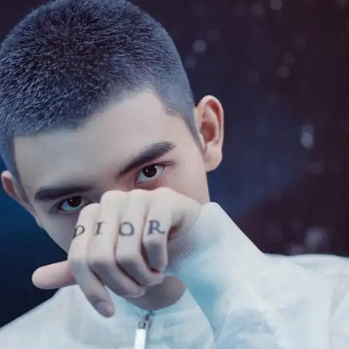 板寸男孩简单干净_好看的男生头像图片_扣扣居