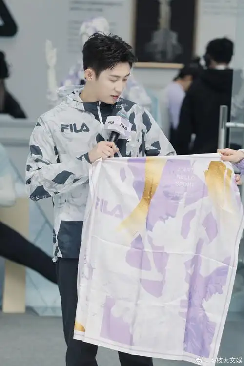 黄景瑜现身南京德基广场##黄景瑜蓝白运动风穿搭##黄景瑜南京