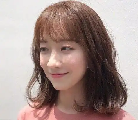 女生齐刘海栗色齐肩卷发发型栗色染发虽然很常见,依旧是韩国女生流行
