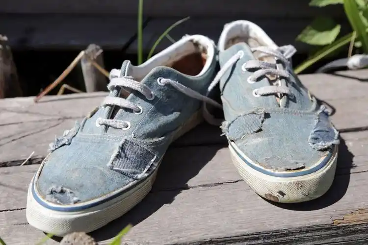 木板上的破洞帆布鞋