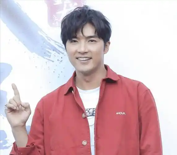 贺军翔:捕风捉影,没有逾矩行为_回应_偶像_网友