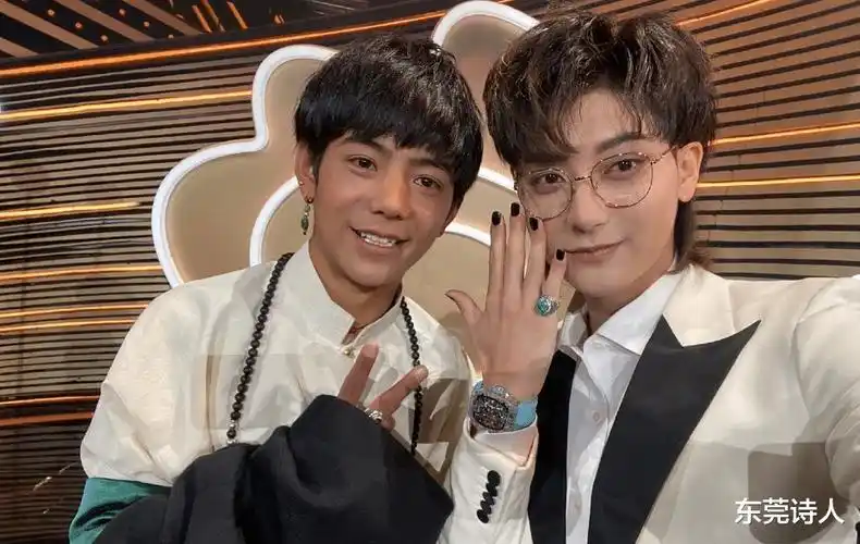 黄晓明夫妇坐实感情不和,丁真成顶流被众星抢着合影_明星_双方_黄子韬