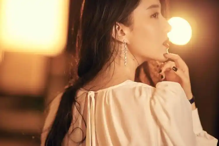 刘亦菲最新写真曝光 一袭白色长裙气质迷人