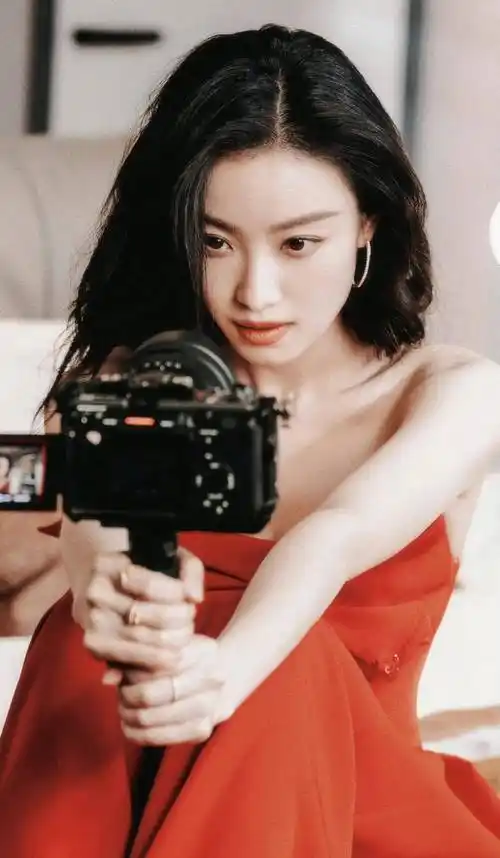 倪妮新营业美照,穿抹胸红裙优雅迷人,长卷发慵懒又明艳_红色_玉墨