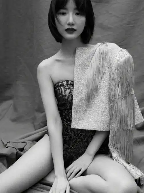 毛晓彤身材超火辣穿着清凉大胆拍写真细腰翘臀太诱惑