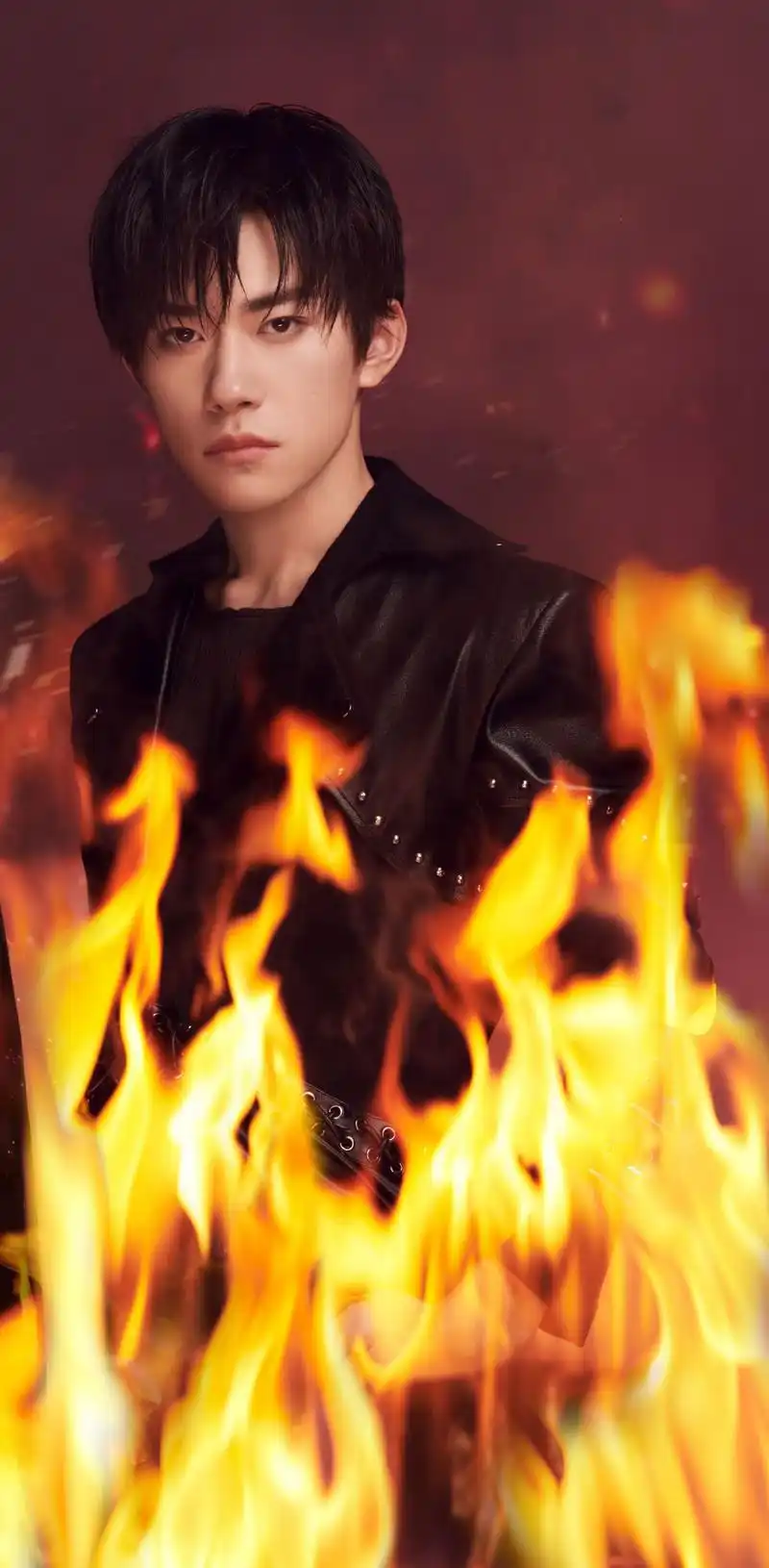 易烊千玺七周年单人版写真来袭 目光坚定勇闯无畏