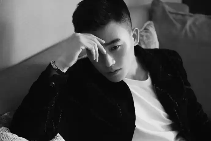 组图:欧豪黑衣黑裤斜坐沙发凹造型 表情冷酷眼神很犀利