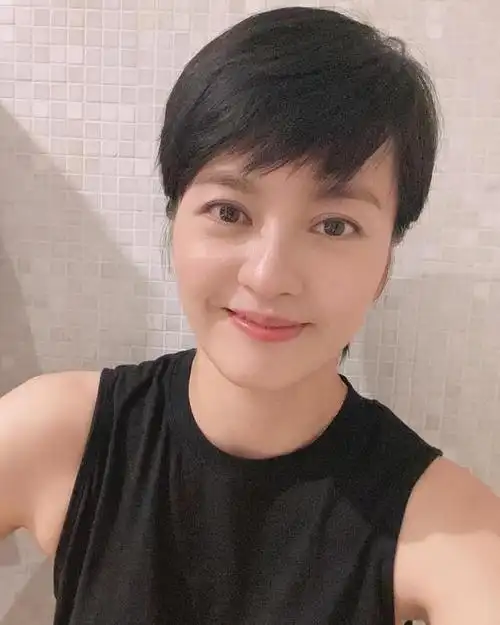 厉害梁咏琪6岁女儿从幼儿园毕业自弹自唱遗传妈妈艺术天份