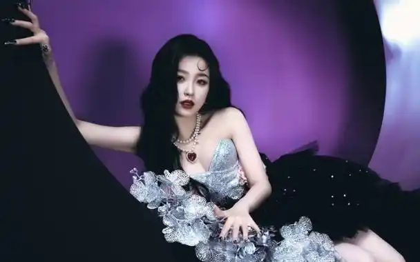 电鳗号|虞书欣暗夜魔女造型惊艳亮相,黑纱裙下的撩人眼神!