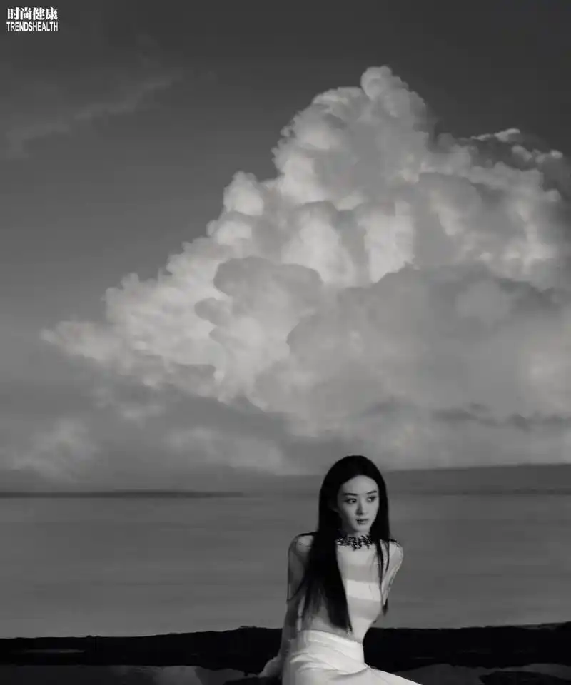 赵丽颖4月首封女王气场全开穿深v吊带裙大秀曲线沙滩照吸睛