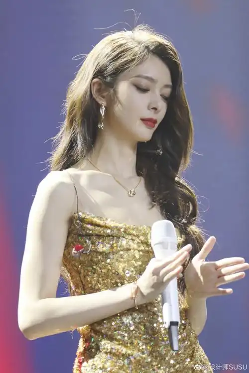 傅菁520演唱会 in@susu_couture耀眼金色珠片开衩礼服【浮光跃金】