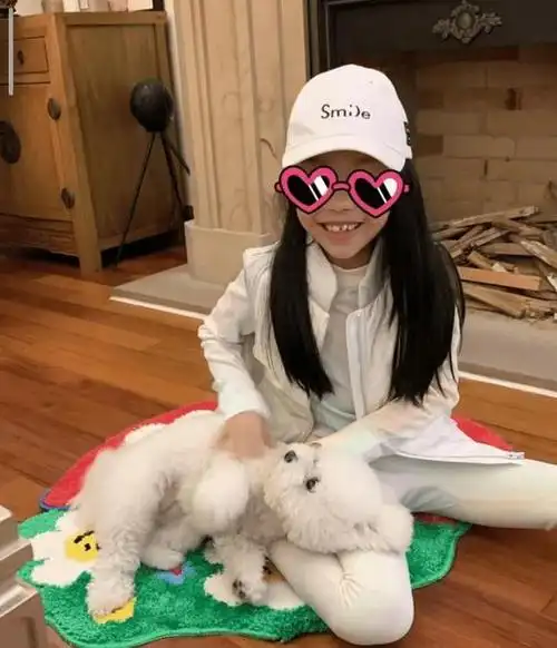 伊能静晒7岁女儿近照,米粒身高优越像爸爸,梨涡浅笑越来越漂亮