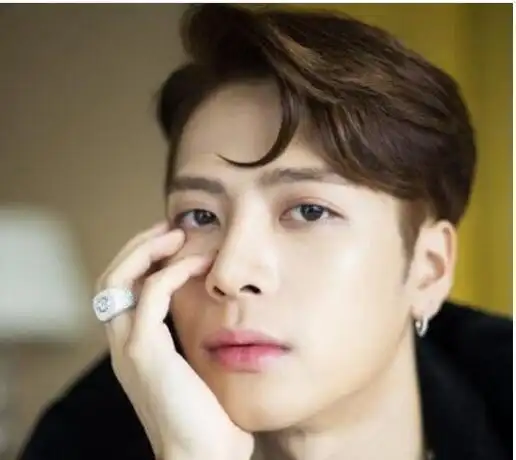 王嘉尔逗号发型