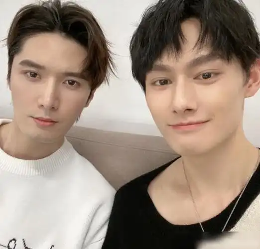 其次就是肖战跟汪卓成的合照啦,云梦