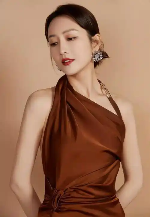 原创王鸥时尚照流出香肩抢镜雪脂大长腿令人羡慕