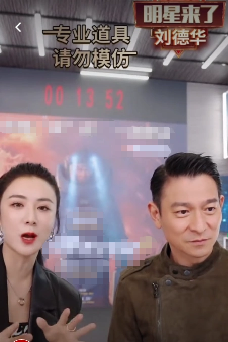 60岁刘德华罕现身商演!社区舞台太简陋局促,网友坚称不是本人