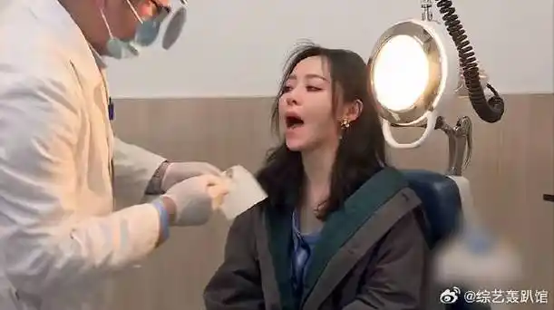 张靓颖嗓子哑掉 去医院做雾化,敬业的"歌手"|张靓颖_新浪新闻