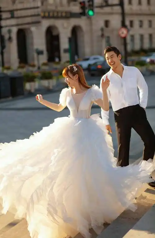 万蒂妮晒婚纱照庆祝结婚周年与老公认识32年恋爱10年