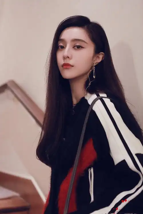 范冰冰近况惹人担忧,穿79元毛衣,瘦到颧骨外扩左右不对称